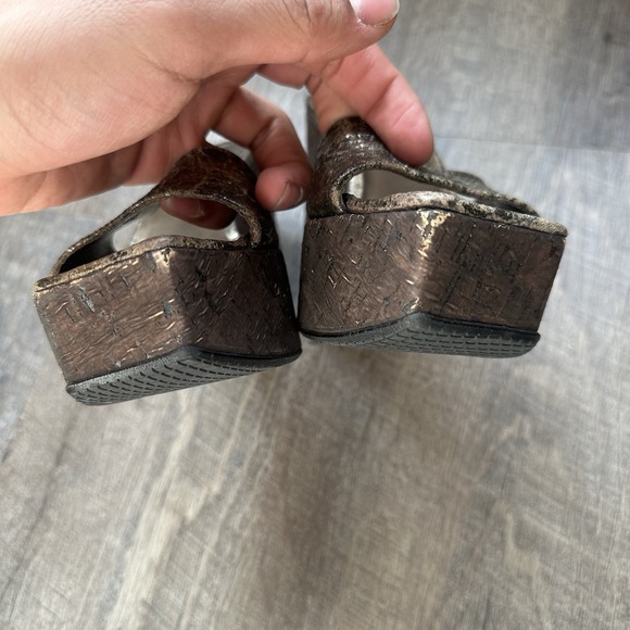 Stuart Weitzman Cadence Wedge Sandals Metallic Leather Cork Platform Sz 7 1 / 2 - Picture 6 of 9